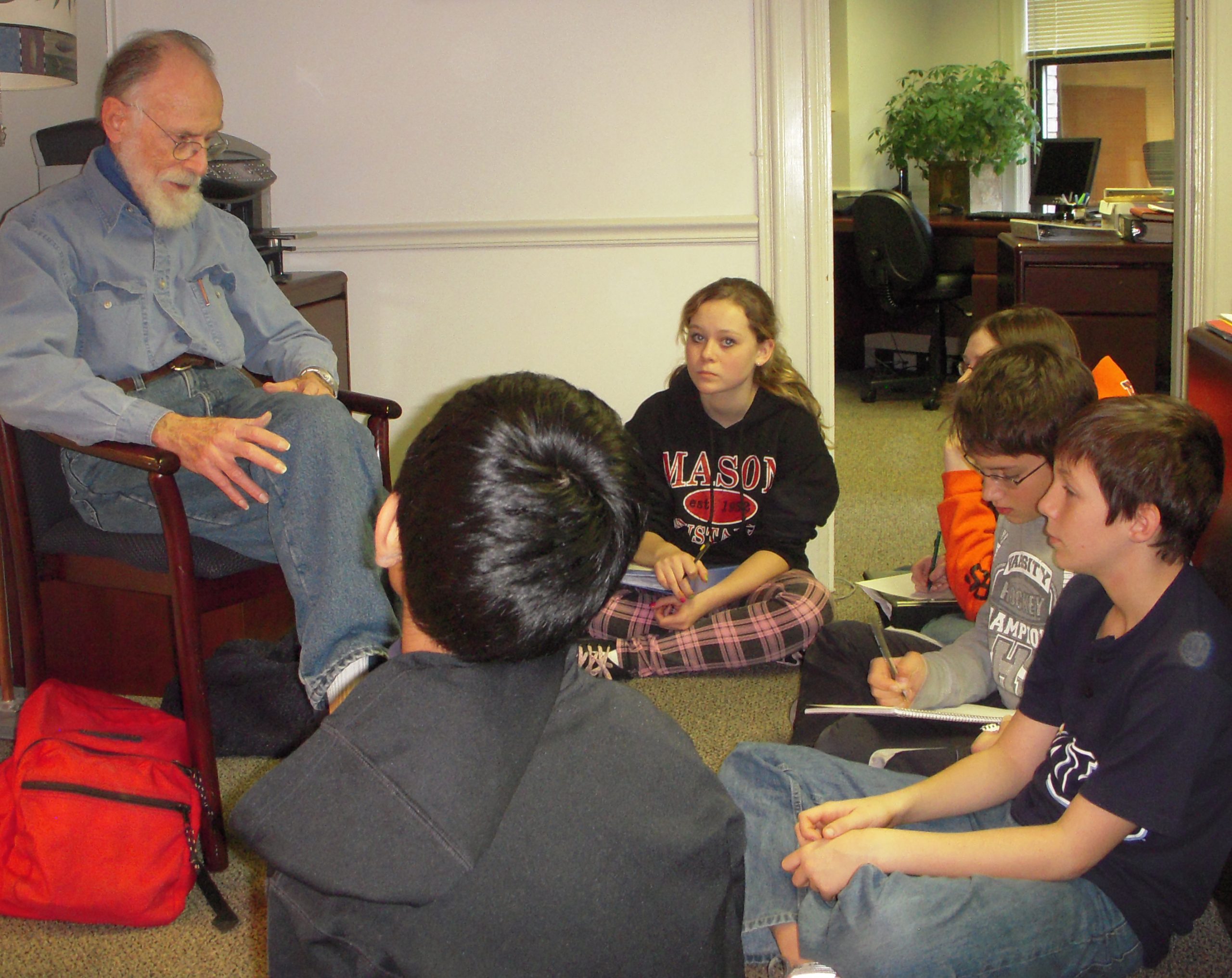 Students with Manhattan Project veteran Norman Brown